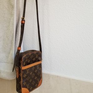 LV  purse